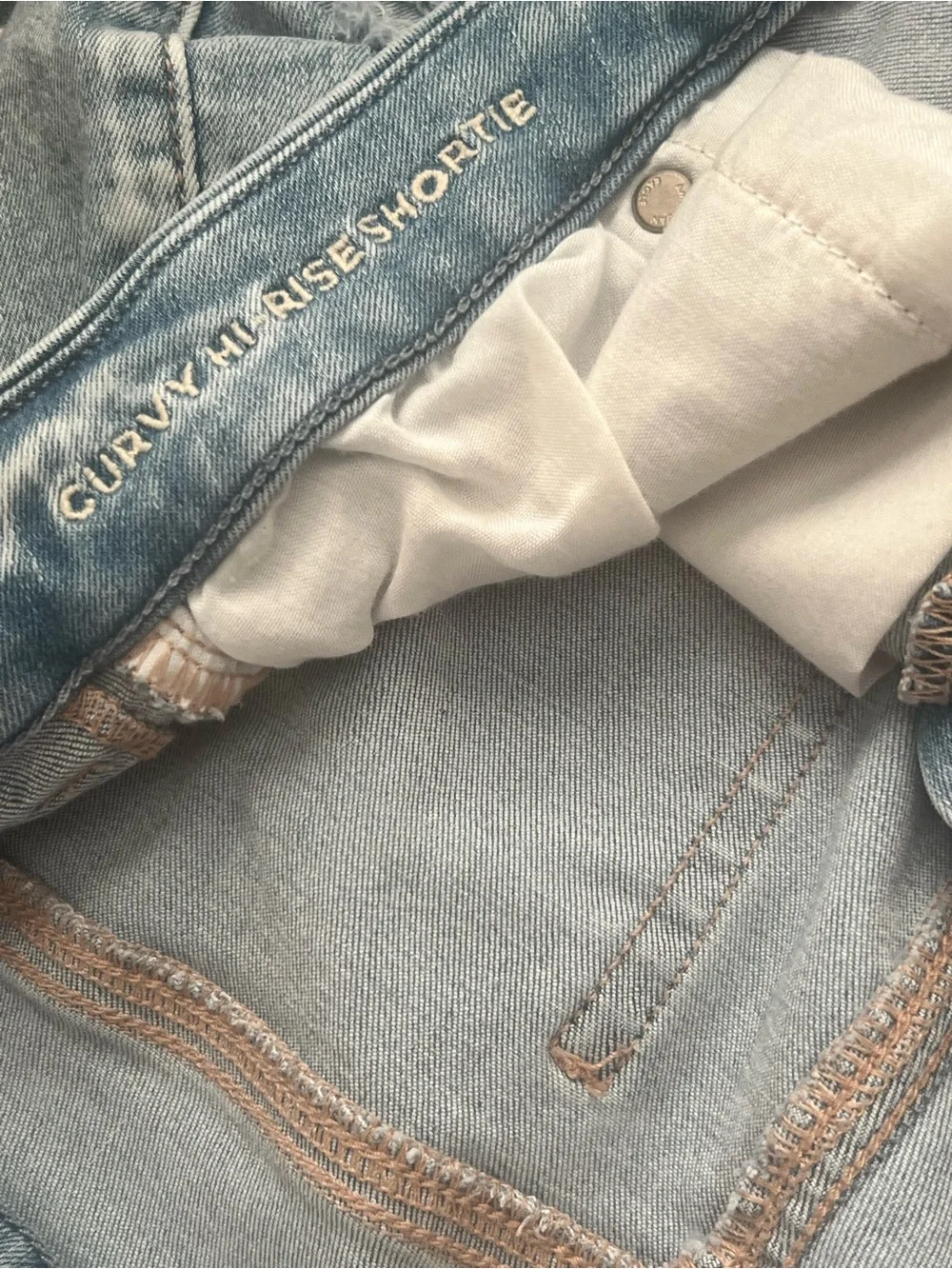 American Eagle Curvy Hi Rise Shortie light wash distressed Sz 14 Next Level